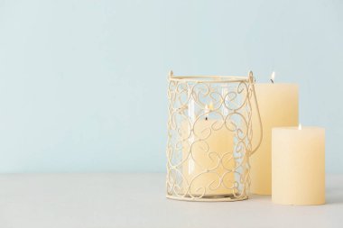 Renk arkaplanında mumlar yakılıyor