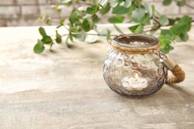 Grunge arka planında tutucu içinde yanan mum