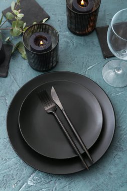 Renk arkaplanında yanan mumlarla güzel masa ayarları