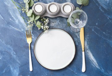 Mumlarla ve renk arkaplanında çiçek dekoru olan güzel masa ayarları