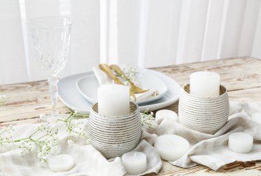 Mumlar ve ahşap arka planda çiçek dekoru olan güzel bir masa.