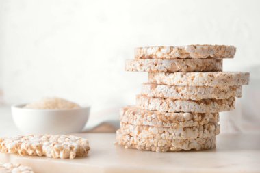 Hafif arkaplanda bir yığın pirinç krakeri