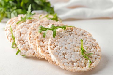 Hafif arkaplanlı pirinç krakerleri.