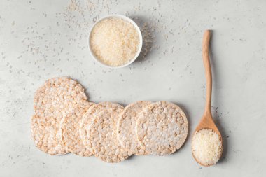 Açık arkaplanda pirinç krakerleri olan kompozisyon