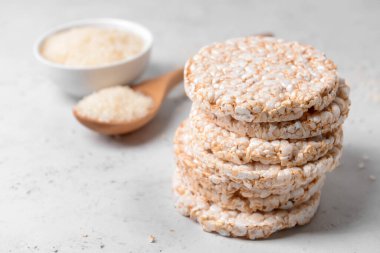 Hafif arkaplanda bir yığın pirinç krakeri