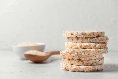 Hafif arkaplanda bir yığın pirinç krakeri