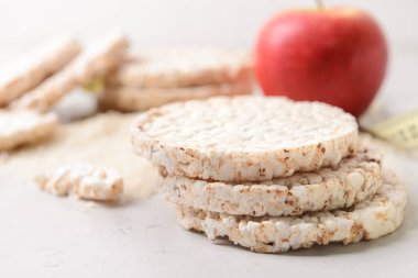 Hafif arkaplanda bir yığın pirinç krakeri