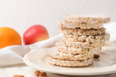 Açık arkaplanda pirinç krakerleri olan tabaklar