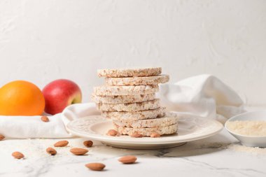 Açık arkaplanda pirinç krakerleri olan tabaklar