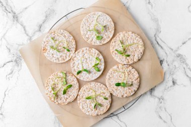 Hafif arka planda pirinç krakerleri olan tepsi