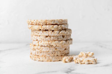 Hafif arkaplanda bir yığın pirinç krakeri