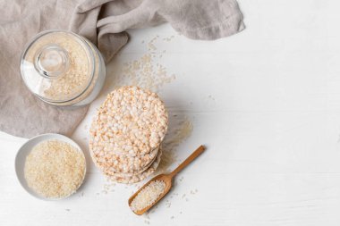 Açık arkaplanda pirinç krakerleri olan kompozisyon