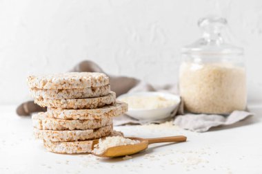 Hafif arkaplanda bir yığın pirinç krakeri