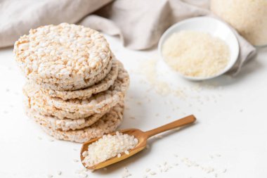 Hafif arkaplanda bir yığın pirinç krakeri