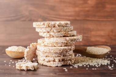 Ahşap zemin üzerinde pirinç krakerleri yığını