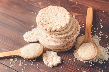 Ahşap zemin üzerinde pirinç krakerleri yığını