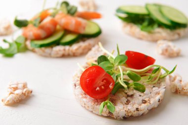 Tahta arka planda domatesli pirinç krakeri.