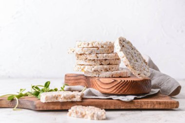 Açık arkaplanda pirinç krakerleri olan tahtalar