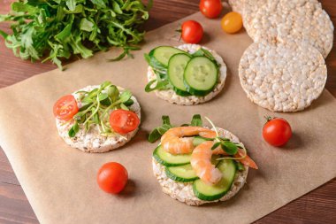 Tahta zemin üzerinde pirinç krakerleri olan parşömen.