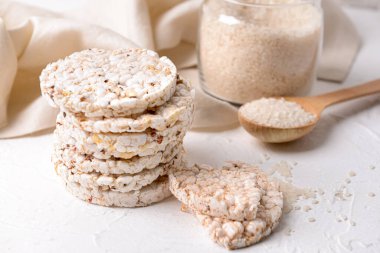 Hafif arkaplanda bir yığın pirinç krakeri