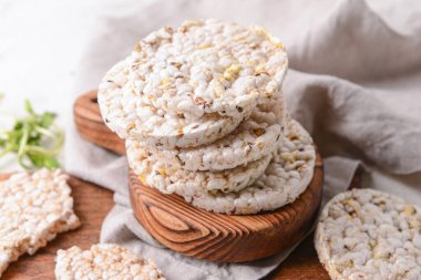 Pirinç krakerli tahta, yakın plan.