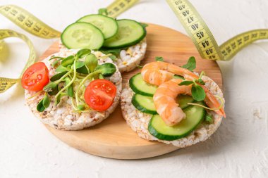 Açık arkaplanda pirinç krakerleri olan kompozisyon