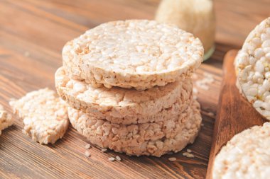 Ahşap zemin üzerinde pirinç krakerleri yığını