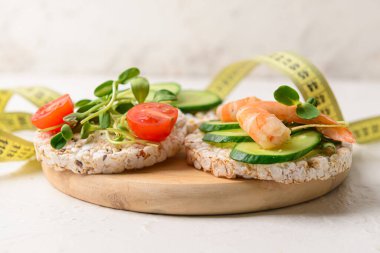 Açık arkaplanda pirinç krakerleri olan kompozisyon