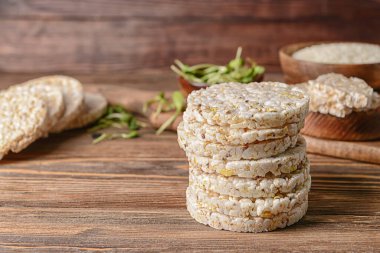 Ahşap zemin üzerinde pirinç krakerleri yığını