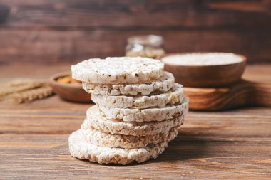 Ahşap zemin üzerinde pirinç krakerleri yığını