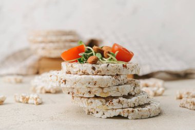 Arkaplanda bir yığın pirinç krakeri