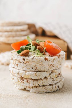 Arkaplanda bir yığın pirinç krakeri