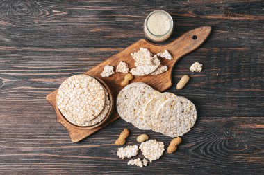 Ahşap zemin üzerinde pirinç krakerleri olan kompozisyon