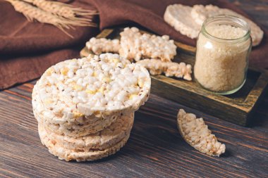 Ahşap zemin üzerinde pirinç krakerleri yığını