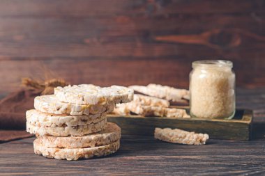 Ahşap zemin üzerinde pirinç krakerleri yığını