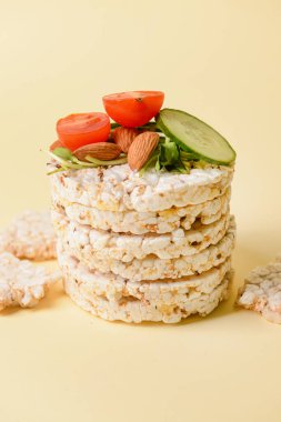 Arkaplanda pirinç krakeri yığını