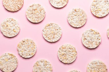 Renkli pirinç krakerleri