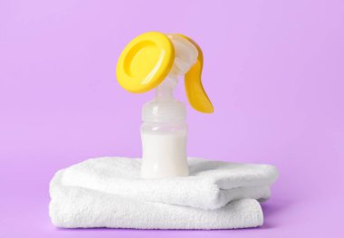 Arka planda havlular olan göğüs pompası