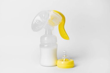 Göğüs pompası açık arkaplanda