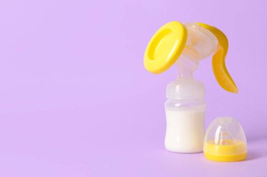 Renk arkaplanında göğüs pompası