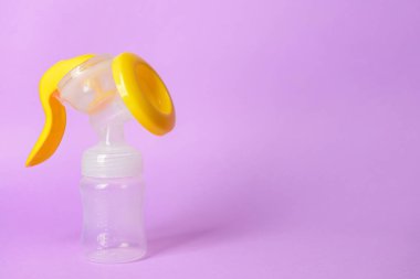 Renk arkaplanında göğüs pompası