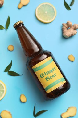 Arka planda bir şişe taze zencefilli bira.