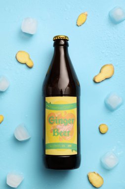 Arka planda bir şişe taze zencefilli bira.