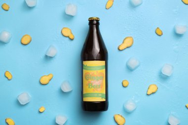 Arka planda bir şişe taze zencefilli bira.