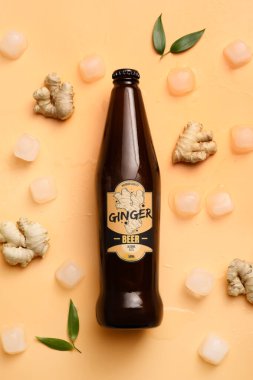 Arka planda bir şişe taze zencefilli bira.