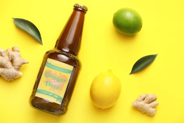 Arka planda bir şişe taze zencefilli bira.