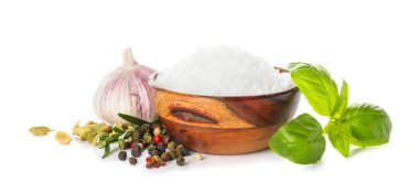 Tuzlu kase ve beyaz arka planda farklı baharatlar.