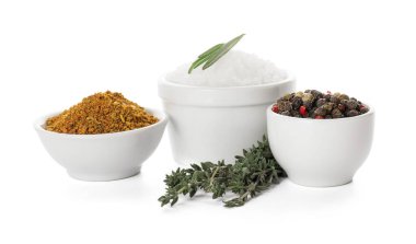 Beyaz arka planda farklı baharatlar ve bitkiler