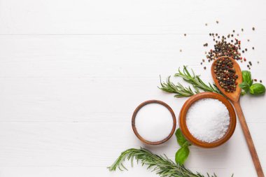 Hafif ahşap arka planda farklı baharat ve otlarla kompozisyon