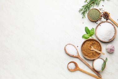 Işık arkaplanda farklı baharatlara sahip kompozisyon